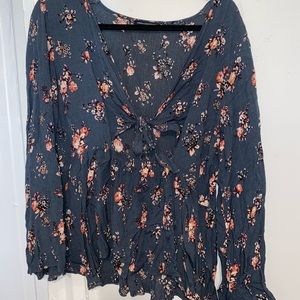 AMERICAN EAGLE CUT OUT BELL SLEEVE TOP
